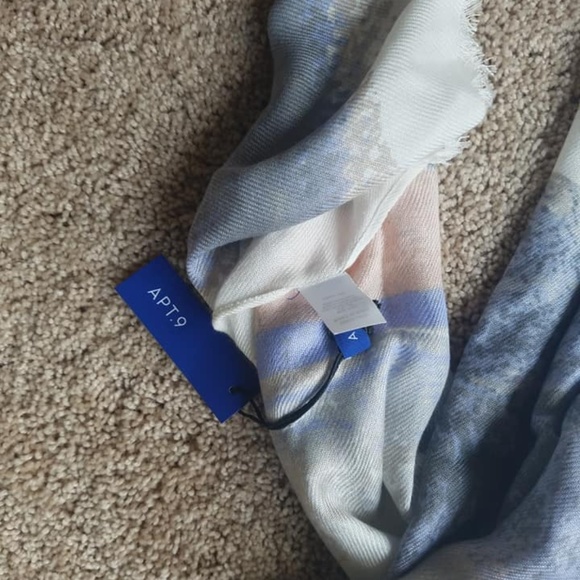 APT.9 scarf - Picture 4 of 4